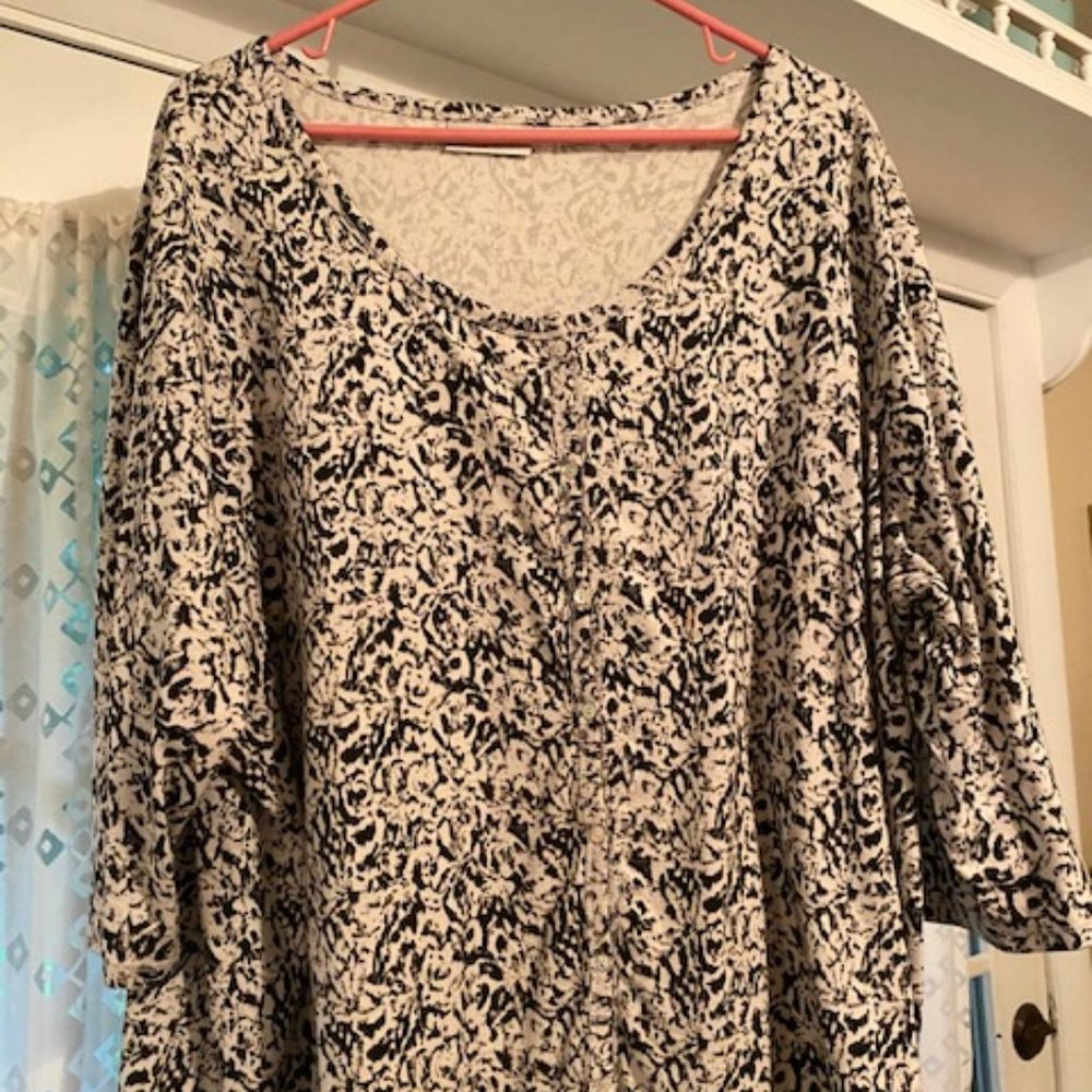 Off white and black designed top by Avenue size 22-24